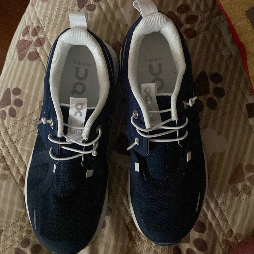 Youth size 3 On Cloud Running Dark Navy.  Brand new without box.  Copy.